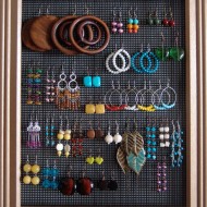 With a picture frame/mesh you'll help mom keep her jewelry organized. Image courtesy of brokenandhealthy.com